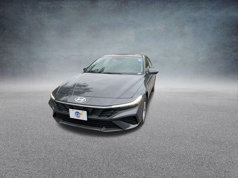 Used 2025 Hyundai Elantra SE image 7