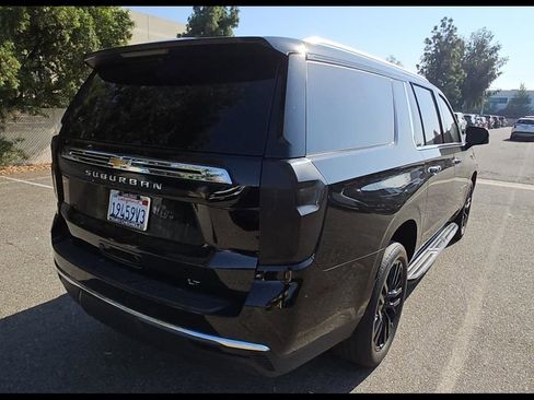 Used 2023 Chevrolet Suburban LT w/ Luxury Package RWD image 4