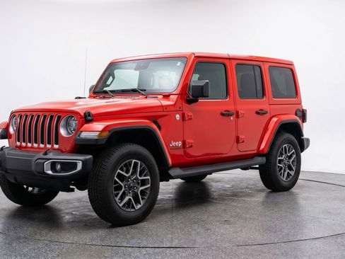 Used 2025 Jeep Wrangler Unlimited Sahara AWD/4WD image 3