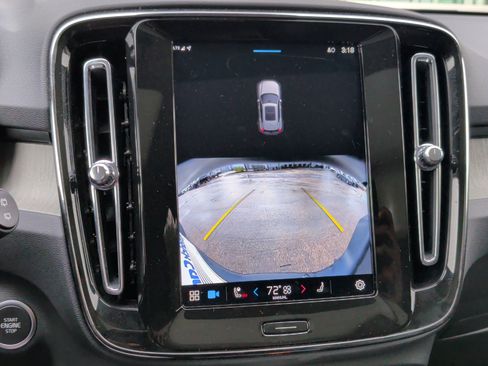 Used 2025 Volvo XC40 B5 Core image 26