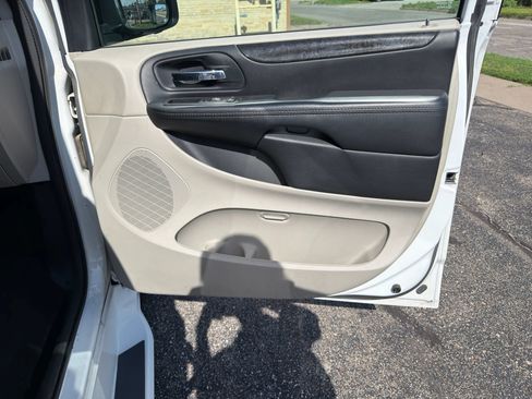 Used 2015 Dodge Grand Caravan SXT FWD image 28