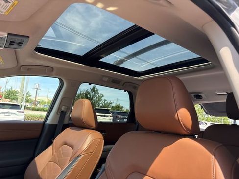 Used 2025 Nissan Pathfinder Platinum AWD/4WD image 2