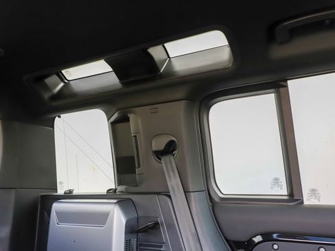 Used 2024 Land Rover Defender 110 V8 image 38