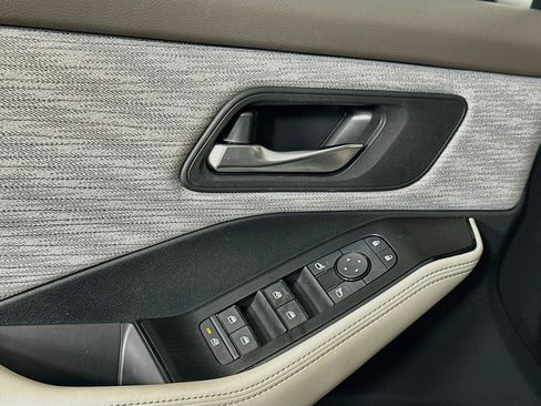 Used 2023 Nissan Rogue SV FWD image 15