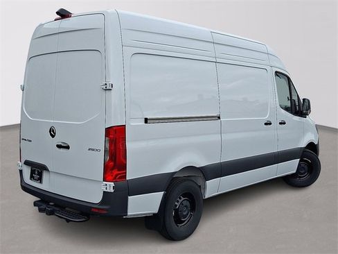 Used 2025 Mercedes-Benz Sprinter 2500 image 5