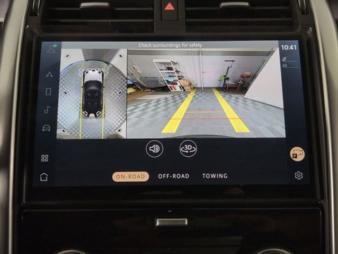 Used 2025 Land Rover Discovery Dynamic SE image 23