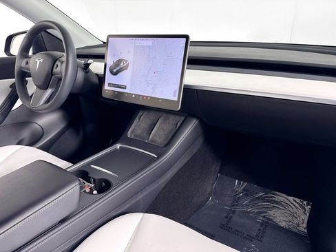 Used 2022 Tesla Model Y Long Range image 33