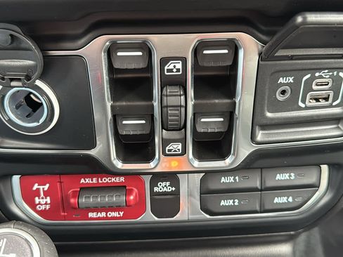 Used 2024 Jeep Gladiator Mojave w/ Technology Group AWD/4WD image 18