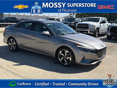 Used 2023 Hyundai Elantra Limited w/ Preferred Accessory Package FWD image 10