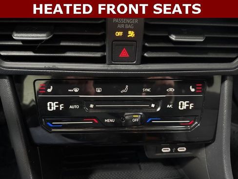 Used 2025 Volkswagen Jetta SE w/ Black Wheel Package image 4