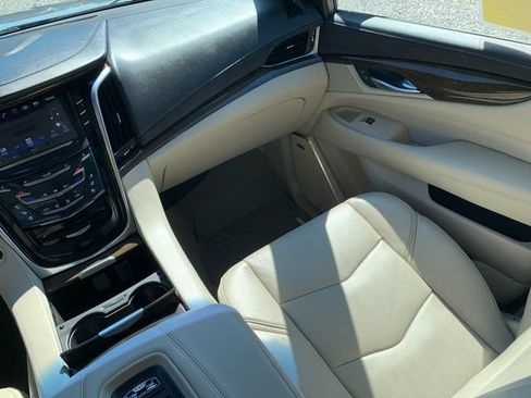 Used 2018 Cadillac Escalade Luxury AWD/4WD image 22
