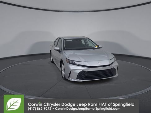 Used 2025 Toyota Camry LE image 4