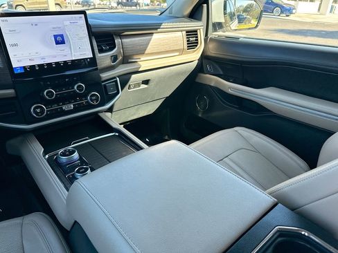 Used 2024 Ford Expedition Limited image 23