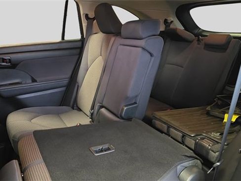 Used 2023 Toyota Highlander L image 16