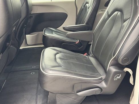 Used 2023 Chrysler Pacifica Limited image 29