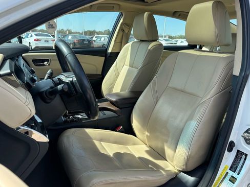 Used 2017 Toyota Avalon Limited image 6