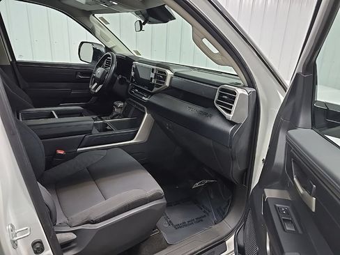 Used 2022 Toyota Tundra SR5 w/ SR5 Convenience Package AWD/4WD image 17