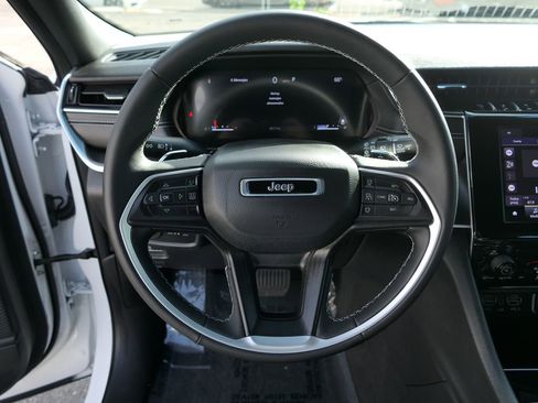 Used 2024 Jeep Grand Cherokee Laredo X image 15