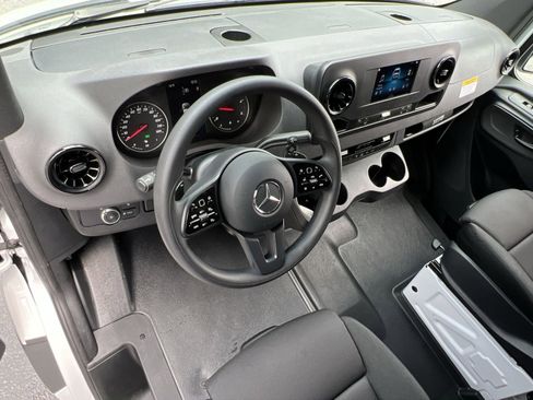 Used 2024 Mercedes-Benz Sprinter 2500 image 21
