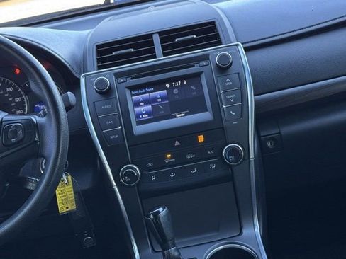 Used 2015 Toyota Camry LE image 10