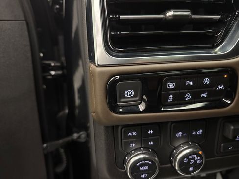 Used 2025 GMC Yukon Denali Ultimate AWD/4WD image 30