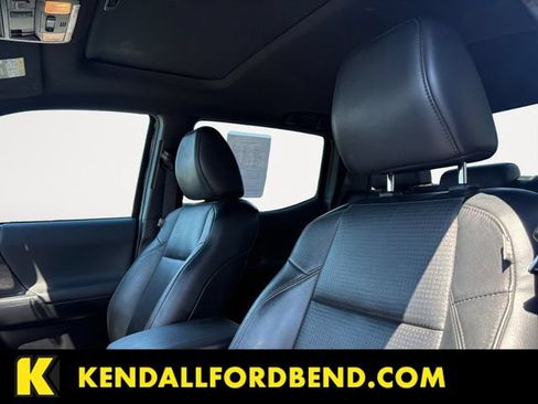 Used 2021 Toyota Tacoma TRD Off-Road w/ TRD Premium Off Road Package AWD/4WD image 12