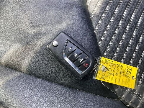 Used 2022 Toyota Camry SE FWD image 11