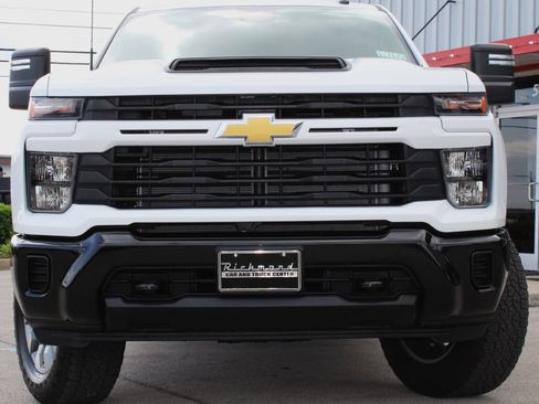 Used 2025 Chevrolet Silverado 2500 Custom w/ Z71 Off-Road Package AWD/4WD image 3