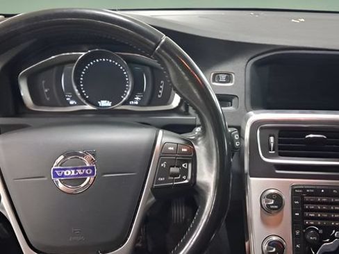 Used 2018 Volvo V60 T5 Dynamic w/ Vision Package FWD image 9