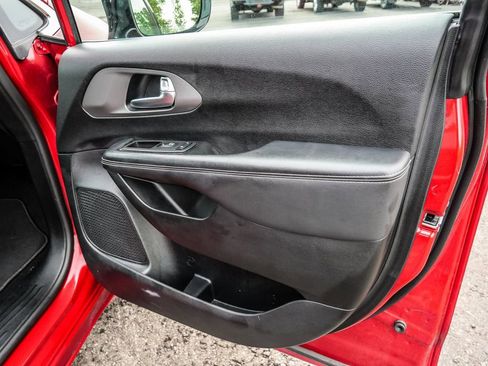 Used 2025 Chrysler Pacifica Select FWD image 17