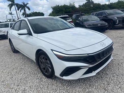 Used 2024 Hyundai Elantra SEL FWD image 3