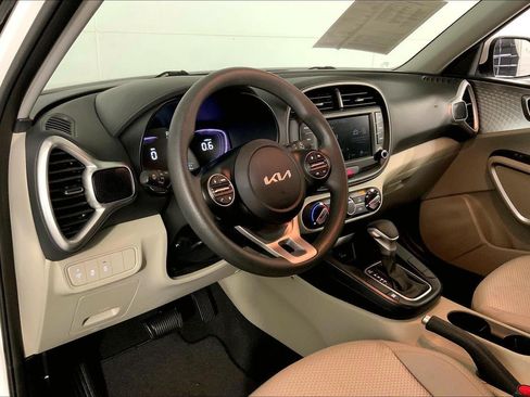 Certified 2025 Kia Soul LX w/ LX Technology Package FWD image 14
