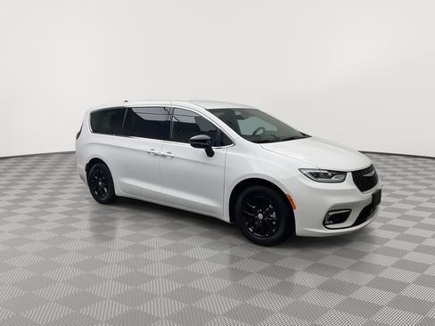 Used 2025 Chrysler Pacifica Select FWD image 40