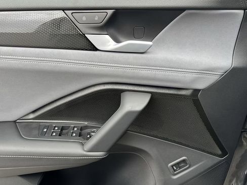 New 2026 Volkswagen Tiguan SE FWD image 23
