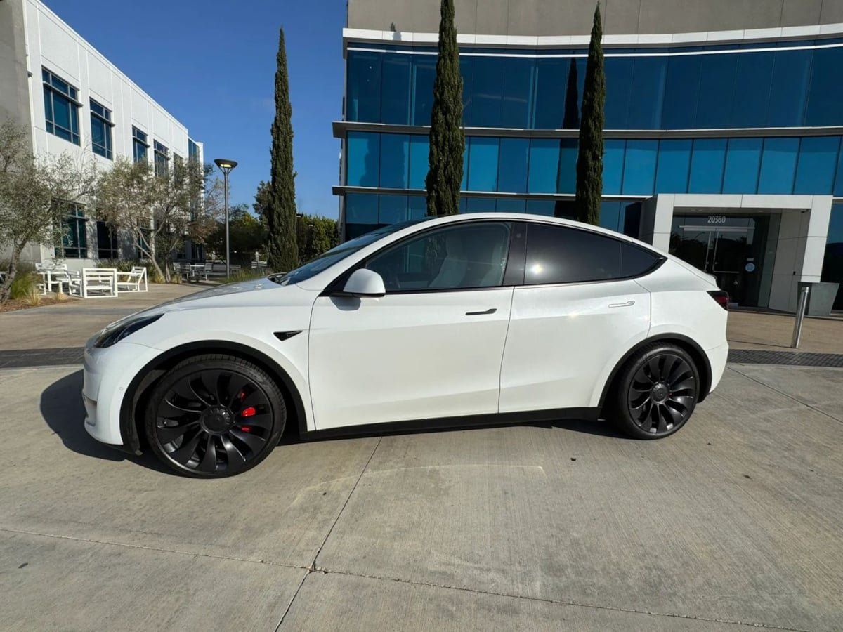 Used 2023 Tesla Model Y Performance AWD/4WD image 9