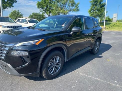 Used 2024 Nissan Rogue S AWD/4WD image 2