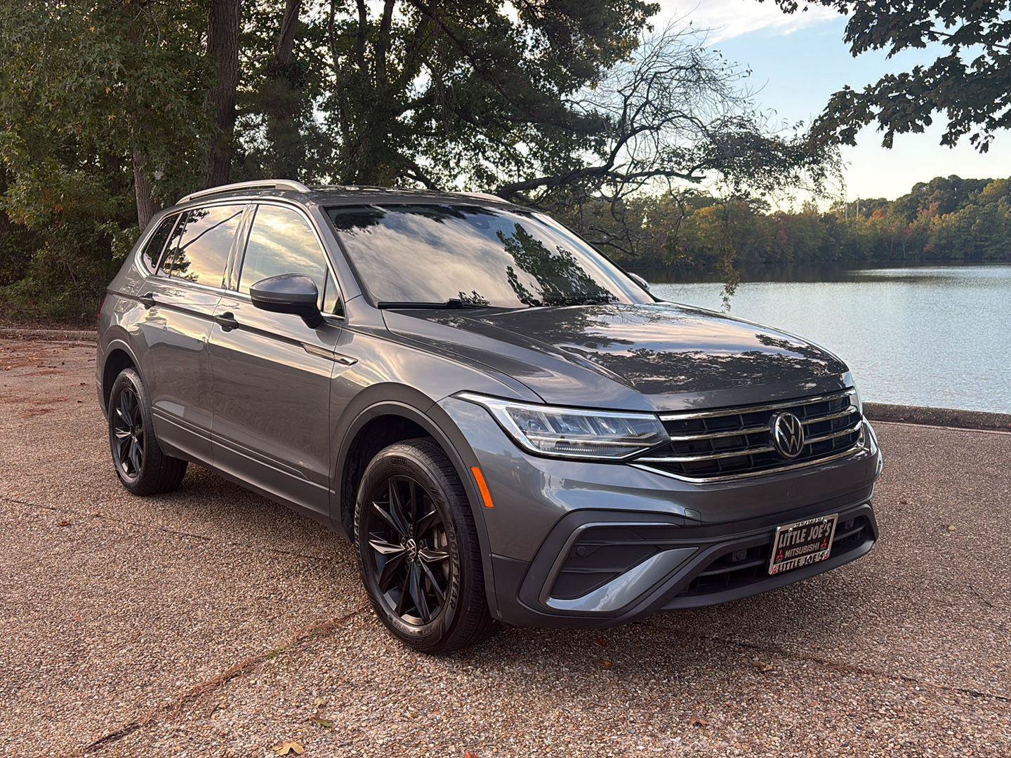 Used 2023 Volkswagen Tiguan SE FWD image 1