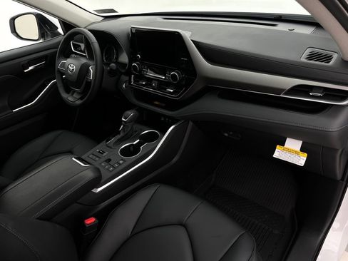 Used 2026 Toyota Highlander XLE image 13