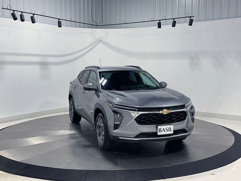 Used 2025 Chevrolet Trax LT w/ LT Convenience Package image 41