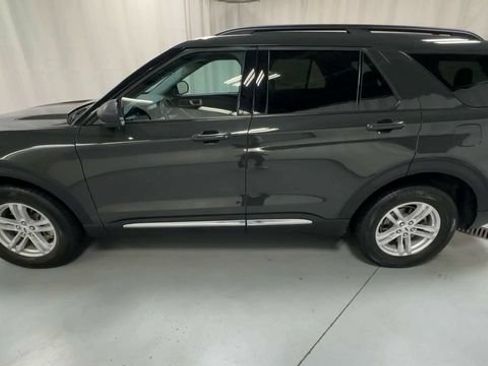Used 2024 Ford Explorer XLT AWD/4WD image 5