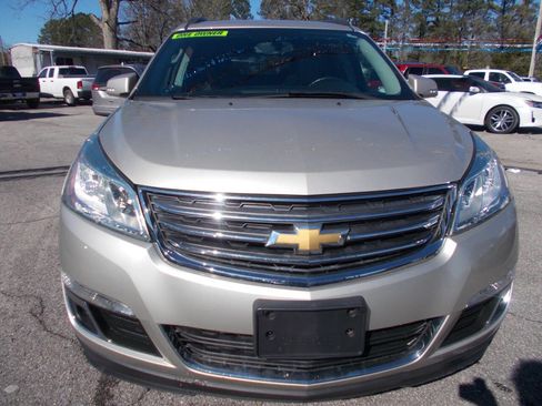 Used 2015 Chevrolet Traverse LT w/ Style and Technology Package image 2