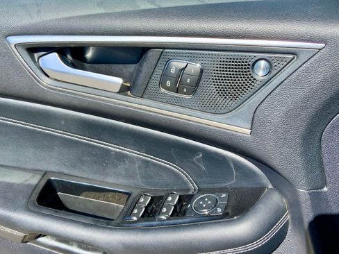 Used 2019 Ford Edge Titanium image 46