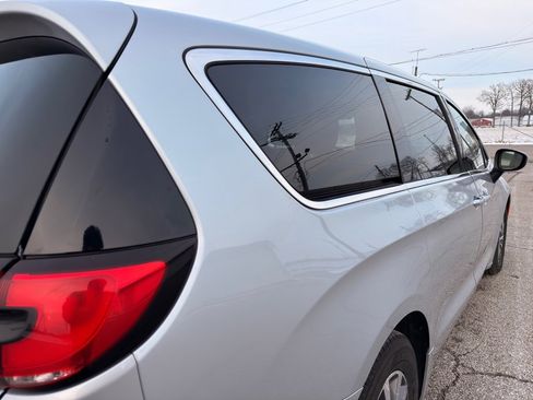 Used 2023 Chrysler Pacifica Touring-L image 7