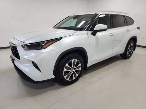 Used 2022 Toyota Highlander XLE image 9