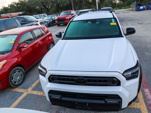 Used 2025 Toyota 4Runner SR5 AWD/4WD image 4