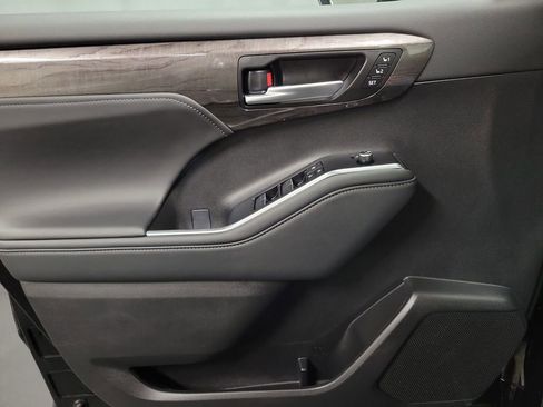 Used 2025 Toyota Highlander Platinum image 24