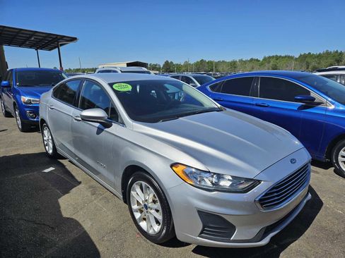 Used 2019 Ford Fusion SE FWD image 2