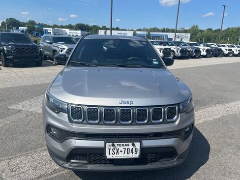 Used 2024 Jeep Compass Latitude AWD/4WD image 2