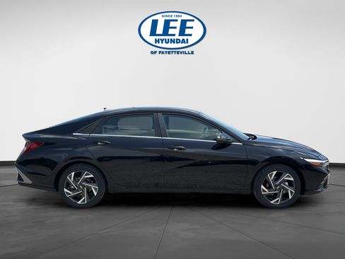 New 2026 Hyundai Elantra Limited FWD image 3
