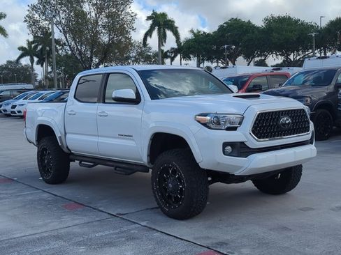 Used 2017 Toyota Tacoma TRD Sport w/ Tow Package (A/T) image 3